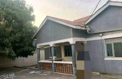 3 Bedroom House with a sitting room and kitchen for rent in Thongping